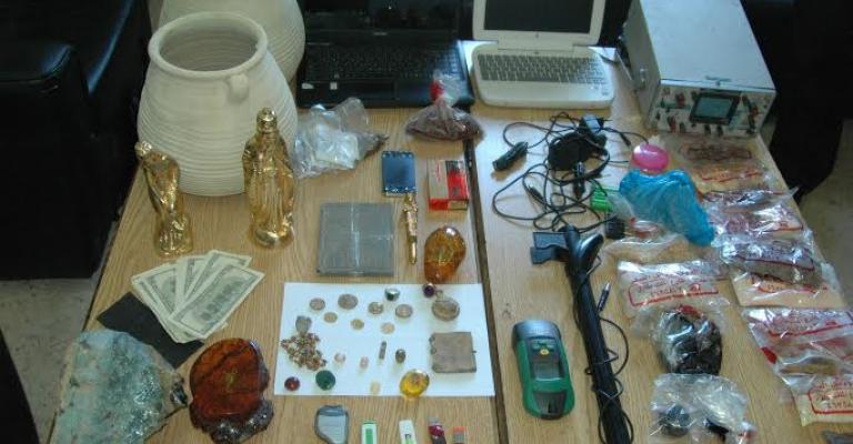 القبض على محتال يدعي استخراج الدفائن بالشعوذة القبض على محتال يدعي استخراج الدفائن بالشعوذة