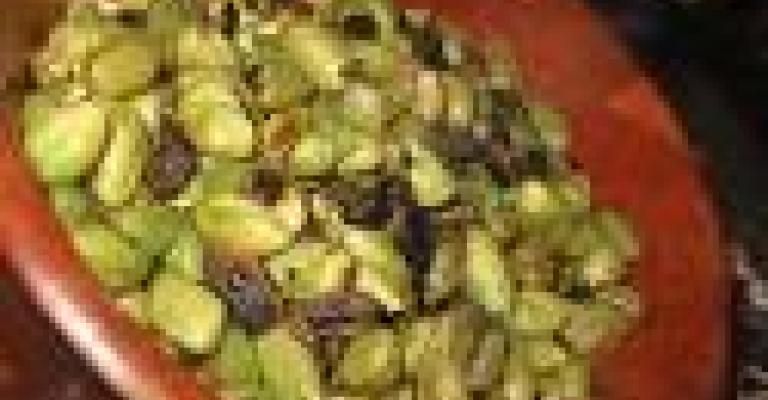 موسم اللوز الاخضر و"الحاملة ملانة" ينعش قلوب الزرقاويين واسواقهم