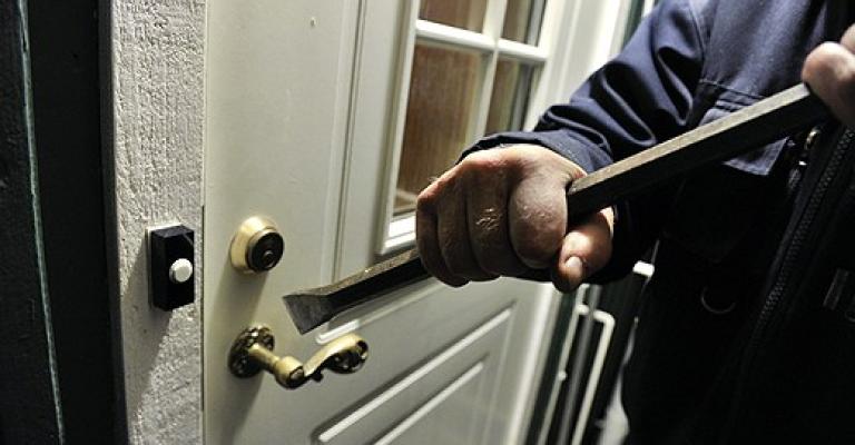 القبض على 5 بقضايا سرقة منازل في عمان