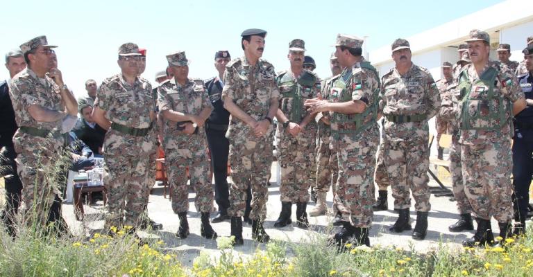 الزبن يوصي بالتعامل بحزم تجاه من يقترب من الحدود