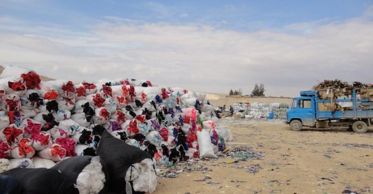 الحلابات: "مكب" لمخلفات مصانع الالبسة يفتك بالمزروعات والماشية الحلابات: "مكب" لمخلفات مصانع الالبسة يفتك بالمزروعات والماشية