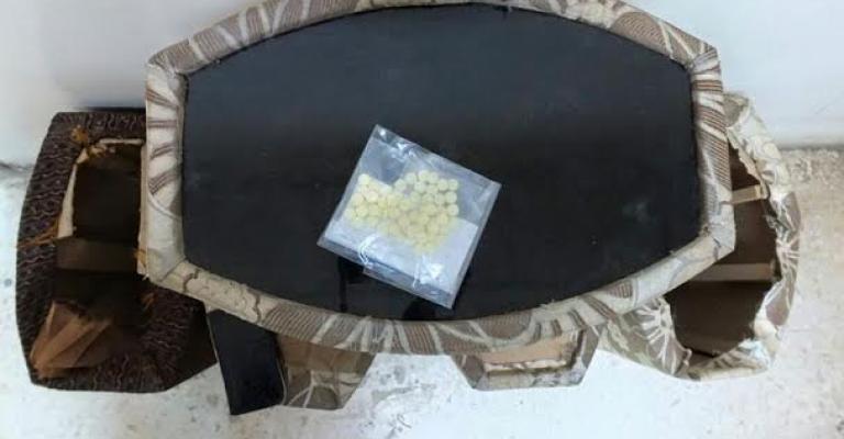 القبض على شخصين بتهمة تهريب مخدرات القبض على شخصين بتهمة تهريب مخدرات