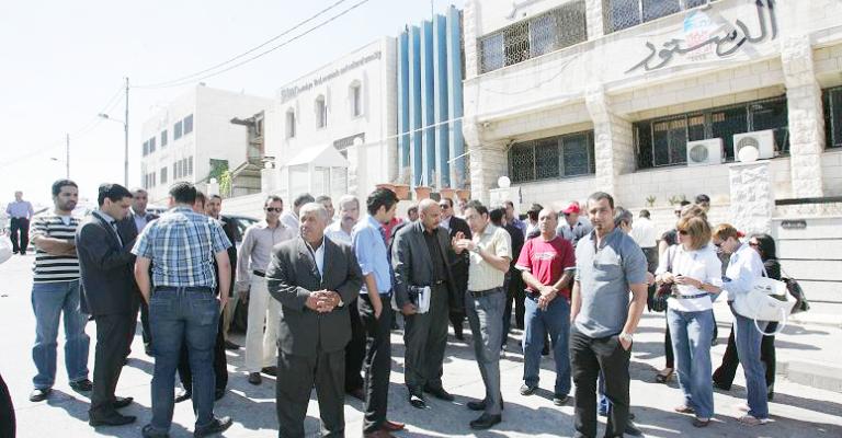 العاملون في الدستور يواصلون الاحتجاج رفضاً لـ"الهيكلة" العاملون في الدستور يواصلون الاحتجاج رفضاً لـ"الهيكلة"