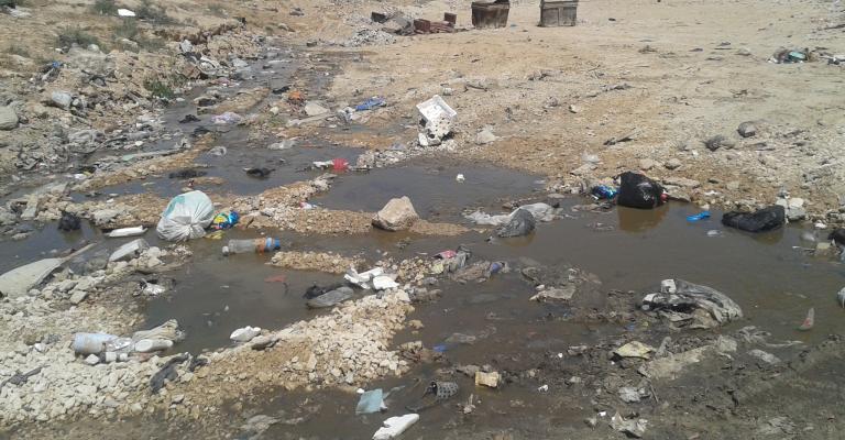 مستنقع للمياه العادمة بالرصيفة و"مياهنا" تتهم البلدية مستنقع للمياه العادمة بالرصيفة و"مياهنا" تتهم البلدية