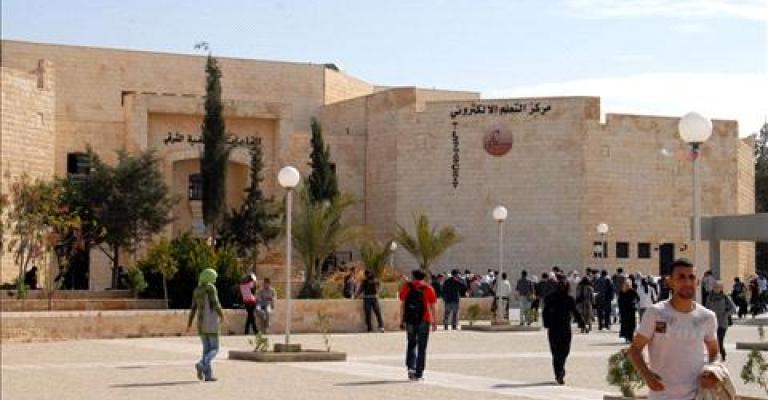 طلبة طب وتمريض بـ"الهاشمية" يشكون عدم توفير جامعتهم لمطعوم الكبد