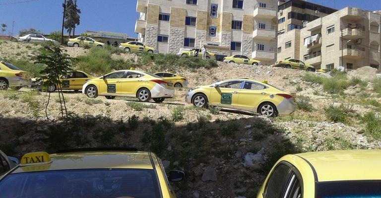 سائقوا "التاكسي" المعتصمون يتوجهون إلى "الرابع"