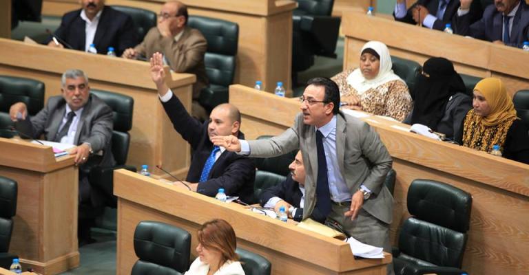نواب يحملون الحكومة مسؤولية تعطيل الدور السياسي للمجلس