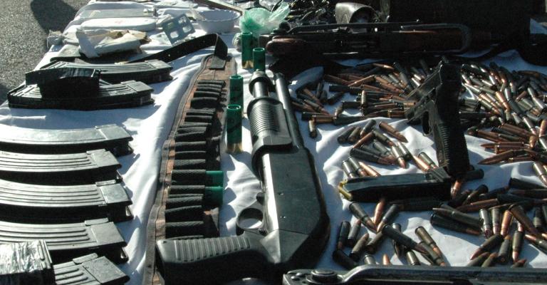 ضبط ذخائر وأسلحة غير مرخصة بجبل عمان ضبط ذخائر وأسلحة غير مرخصة بجبل عمان