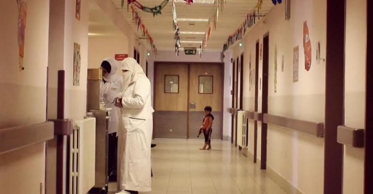 حزن وغضب يخيمان على مستشفى البشير بعد مقتل أبو ريشة حزن وغضب يخيمان على مستشفى البشير بعد مقتل أبو ريشة