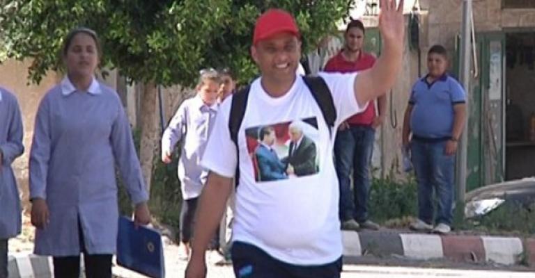 فلسطيني يصل المملكة سيرا للتهنئة بالاستقلال فلسطيني يصل المملكة سيرا للتهنئة بالاستقلال