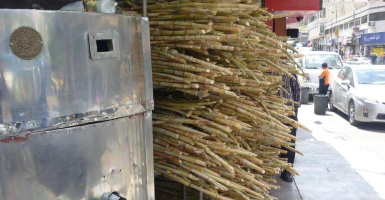 محل بيع عصير قصب السكر بوسط البلد- عدسة محمد العرسان