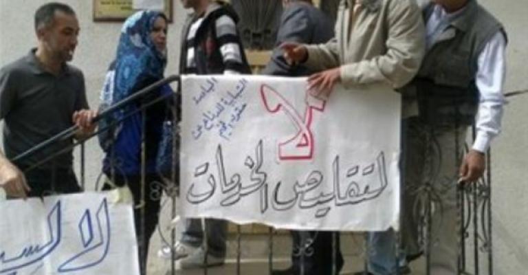 العاملون في الانروا يلوحون بالتصعيد