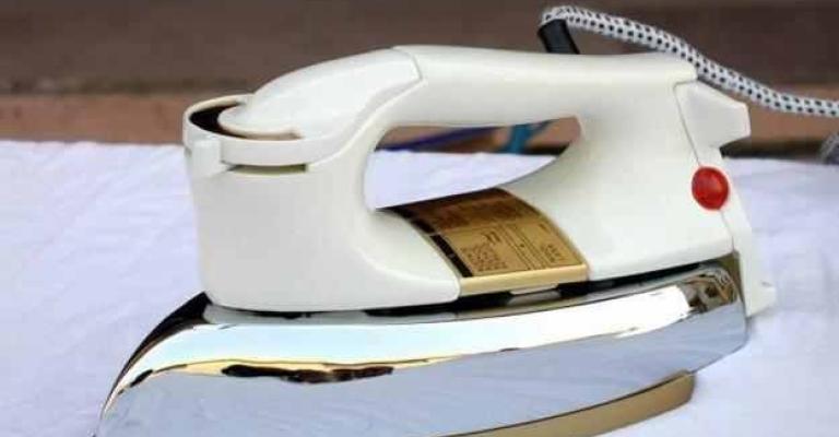 أب في الرصيفة يعذب طفليه حرقاً بمكواة