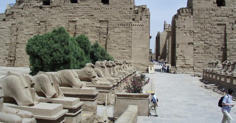 انفجار سيارة مفخخة في الأقصر بمصر انفجار سيارة مفخخة في الأقصر بمصر