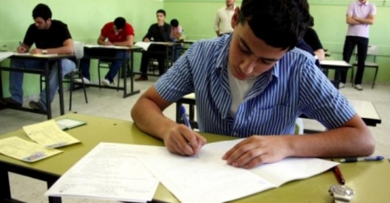 صدمة واستهجان في الزرقاء بعد فشل الامتحان التحصيلي صدمة واستهجان في الزرقاء بعد فشل الامتحان التحصيلي