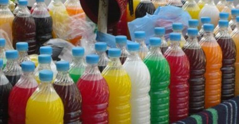 عصائر الطرقات... منخفضة الثمن وتمنعها الرقابة عصائر الطرقات... منخفضة الثمن وتمنعها الرقابة