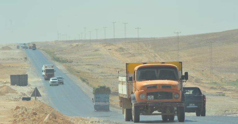 شكاوى من الأتربة والحصى المتطايرة من "القلابات" على طريق الازرق