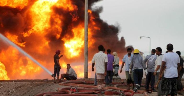 حريق في مصفاة عدن إثر قصف في القتال الدائر بالمدينة حريق في مصفاة عدن إثر قصف في القتال الدائر بالمدينة