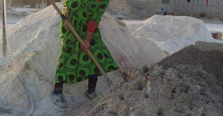 "أم فاطمة السورية".. يد في معمل الطوب واخرى تدير شؤون البيت "أم فاطمة السورية".. يد في معمل الطوب واخرى تدير شؤون البيت