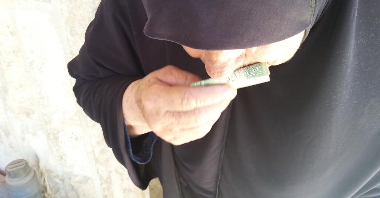 سر العجوز "أم عطيه" منظفة ادراج البنايات بالزرقاء سر العجوز "أم عطيه" منظفة ادراج البنايات بالزرقاء