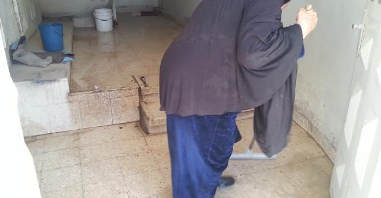 سر العجوز "أم عطيه" منظفة أدراج البنايات بالزرقاء سر العجوز "أم عطيه" منظفة أدراج البنايات بالزرقاء