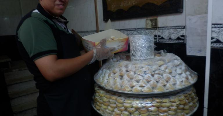 كعك العيد الجاهز يزاحم نظيره البيتي في الزرقاء