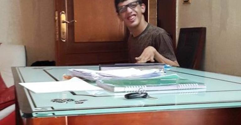 مصاب بشلل رباعي ويكتب بانفه يجتاز التوجيهي بمعدل 70,0