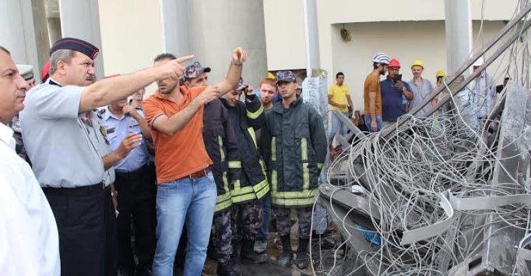 "العمل" تحقق بوفاة عاملين إثر سقوطهما عن رافعة