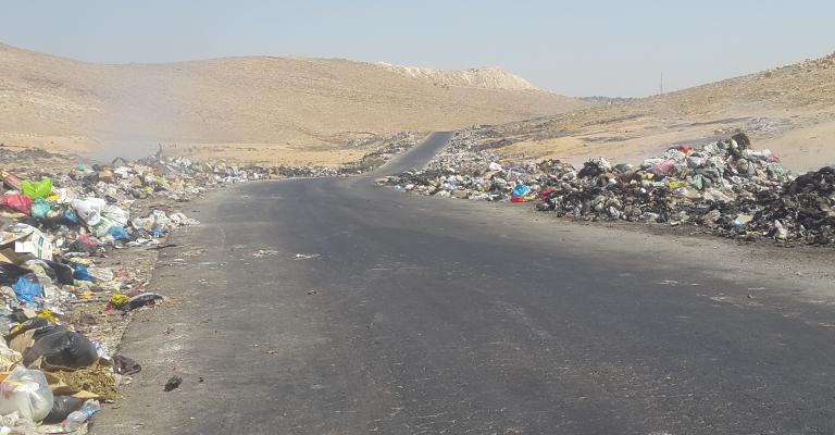 سوق سوداء للنفايات بالزرقاء تديرها "عصابات مسلحة" سوق سوداء للنفايات بالزرقاء تديرها "عصابات مسلحة"