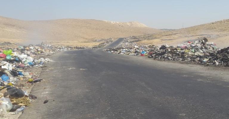 سوق سوداء للنفايات بالزرقاء تديرها "عصابات مسلحة" سوق سوداء للنفايات بالزرقاء تديرها "عصابات مسلحة"