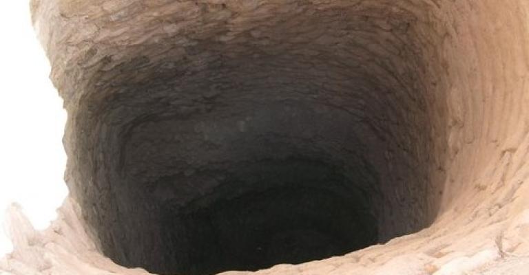 القبض على مشتبه بقتلهم فتاة وإلقائها في بئر القبض على مشتبه بقتلهم فتاة وإلقائها في بئر