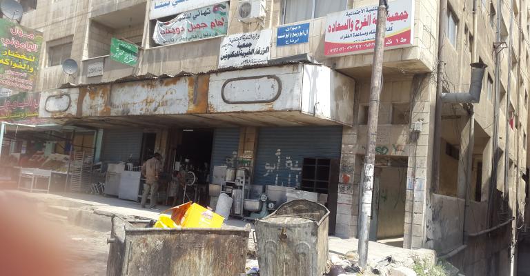 الحاويات تسد مدخل اكبر مجمع سكني بالزرقاء والبلدية تنفض يدها ! الحاويات تسد مدخل اكبر مجمع سكني بالزرقاء والبلدية تنفض يدها !