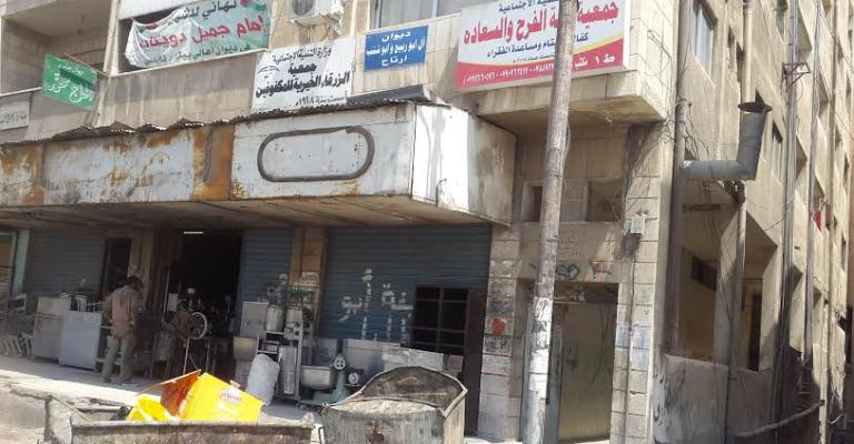 الحاويات تسد مدخل أكبر مجمع سكني بالزرقاء والبلدية تنفض يدها الحاويات تسد مدخل أكبر مجمع سكني بالزرقاء والبلدية تنفض يدها