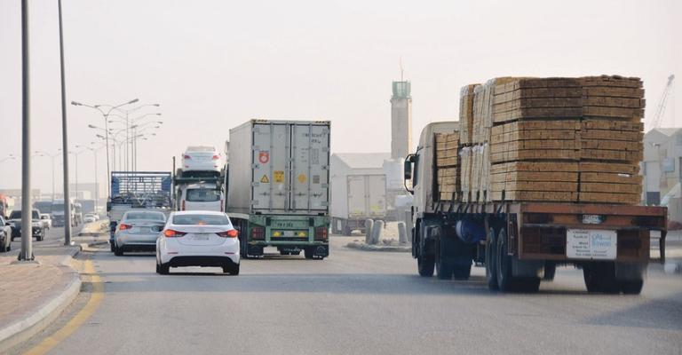 الأمانة تستكمل تخصيص مسارب للشاحنات الثقيلة
