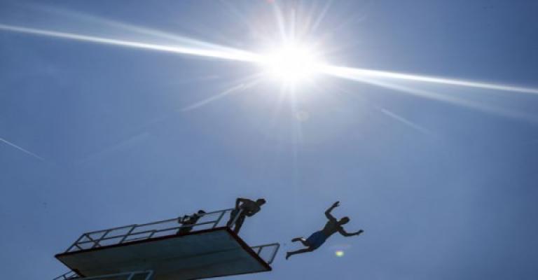 هكذا يواجه الزرقاويون موجة الحر هكذا يواجه الزرقاويون موجة الحر