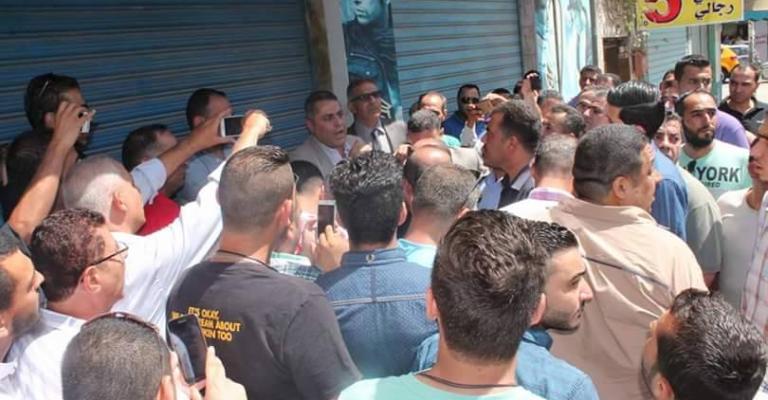 محتجون على "الاوتوبارك" يغلقون شارع "باب الواد" بالزرقاء