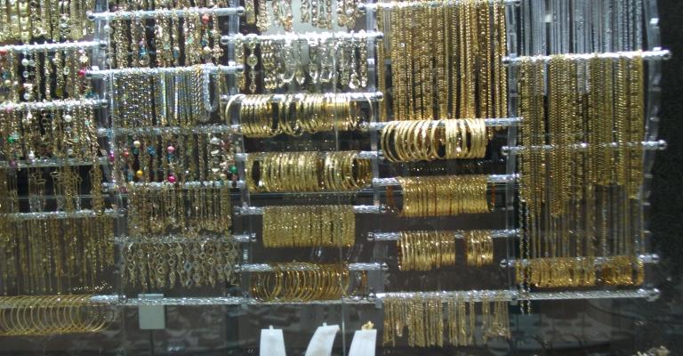 هبوط الاسعار وموسم الاعراس ينعشان تجارة الذهب في الزرقاء