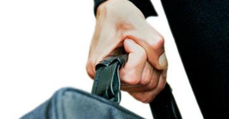 القبض على 10 متهمين بالاحتيال القبض على 10 متهمين بالاحتيال