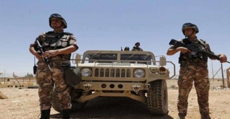 الجيش يقتل متسلل ويصيب آخر الجيش يقتل متسلل ويصيب آخر