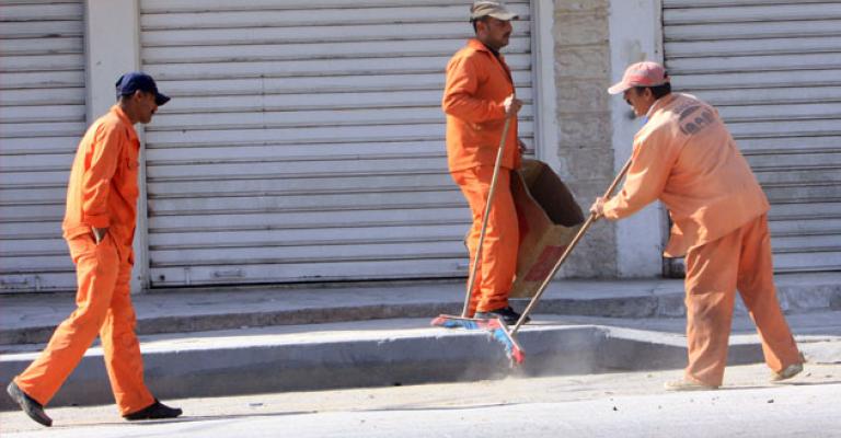 انقاذ عمال في أمانة عمّان بعد أن علقت مركبتهم بعبارة