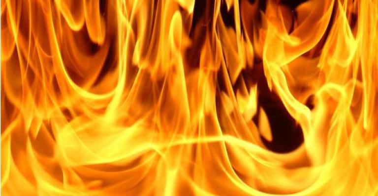 حريق في سوق تجاري بالمقابلين حريق في سوق تجاري بالمقابلين