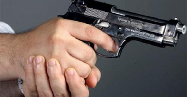 النقابة: ولي أمر طالب يشهر مسدس على معلم