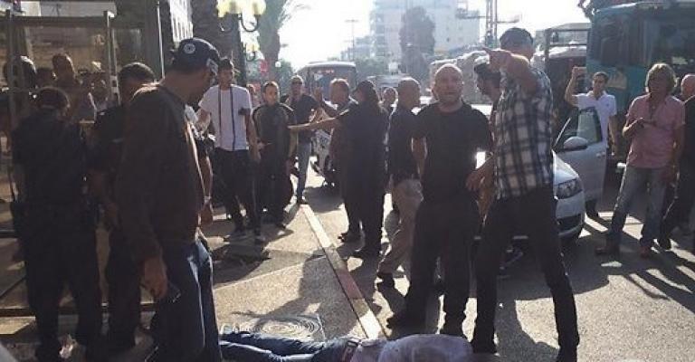 إصابة فلسطيني بجروح خطرة بعد مهاجمته بذريعة طعن إسرائيلي إصابة فلسطيني بجروح خطرة بعد مهاجمته بذريعة طعن إسرائيلي