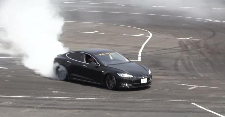 غرامات مرتفعة على "التشحيط" وساحة حجز في سواقة