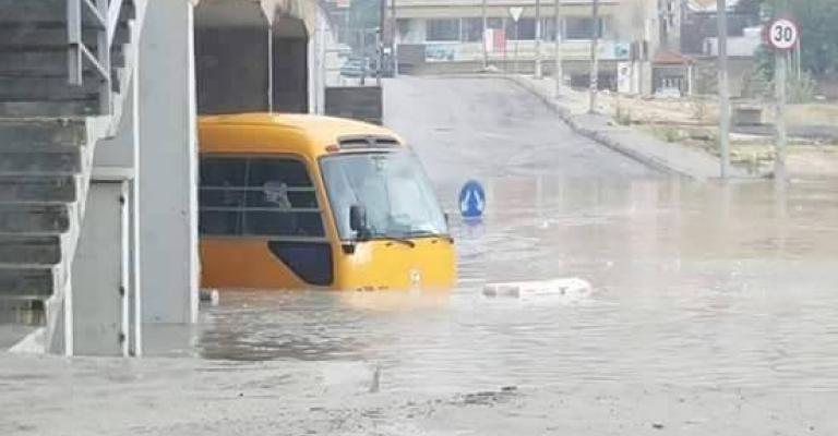 الدفاع المدني ينقذ 750 شخص حوصروا بمركباتهم