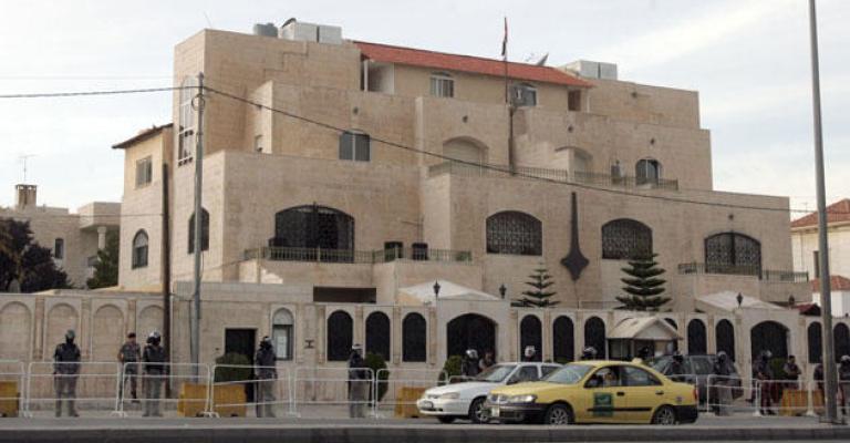 حين يطول انتظار السوريين على باب سفارتهم في عمان حين يطول انتظار السوريين على باب سفارتهم في عمان