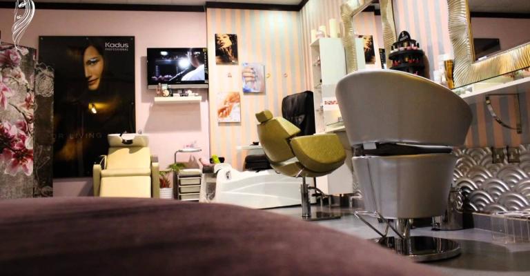 الكوافيرية الرجال يغزون عالم صالونات السيدات بالزرقاء