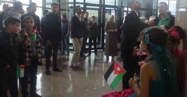 معرض تشكيلي لفنانين سوريين يرسم آمال وآلام اللاجئين معرض تشكيلي لفنانين سوريين يرسم آمال وآلام اللاجئين