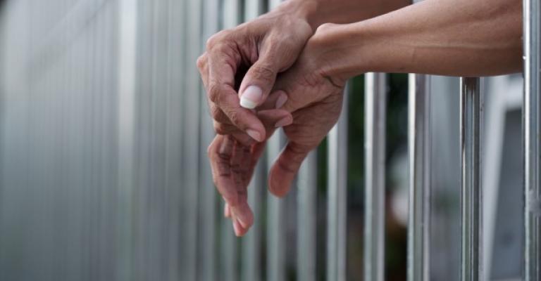 نساء خلف القضبان بجريرة "قروض المرأة" نساء خلف القضبان بجريرة "قروض المرأة"