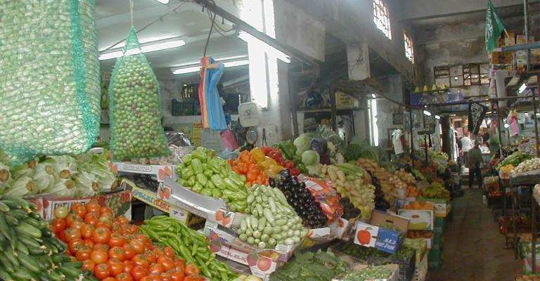 تراجع واردات سوق الخضار والفواكه واستقرار الأسعار تراجع واردات سوق الخضار والفواكه واستقرار الأسعار